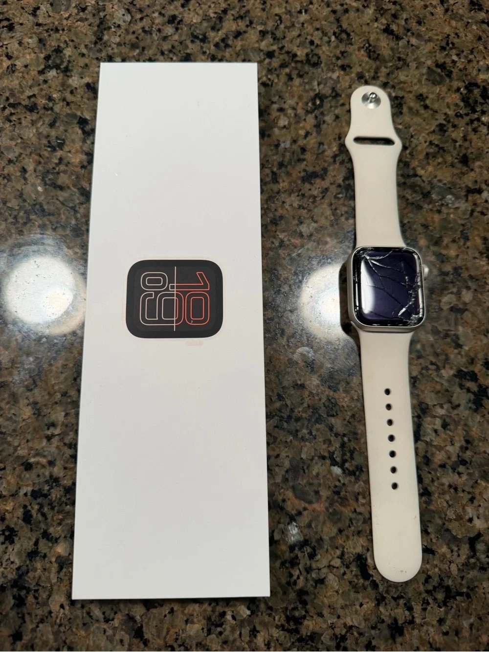 Apple Watch SE 40 mm Starlight SB S/M GPS Works Great Cracked Screen